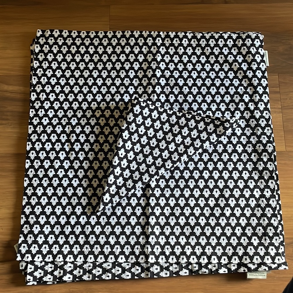 8 Pottery Barn black‎ and white dinner napkins table linens